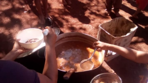 Escuela Bicultural Takuapí está brindando viandas a 85 niñxs mbya y adultxs mayores
