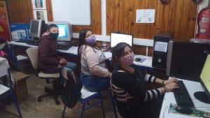 Conectividad y tecnología. Se entregaron equipos de computación en 10 centros de día