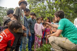 Escuelas indígenas plantan árboles nativos para conservar el agua en la Selva Misionera